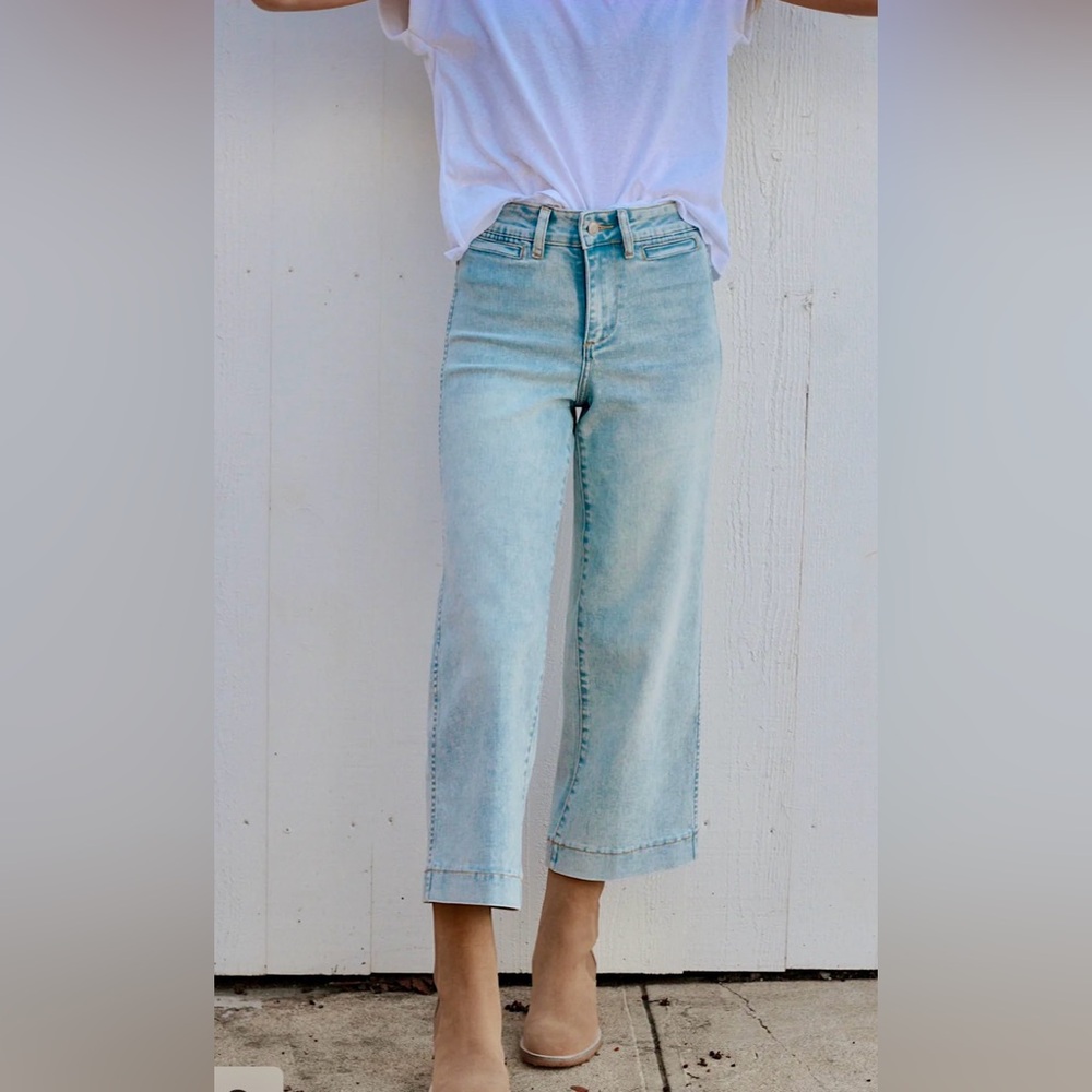 Oat Jeans New York The Greer Cropped Wide Leg Denim
NWOT Size 29 Clean Blue